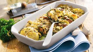 Rezeptbild: Kartoffeln aus dem Ofen mit Zucchini und Pilzen (Quelle: TLC Fotostudio)
