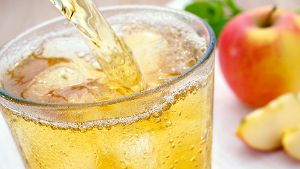 Für ein Glas erfrischende Apfelsaftschorle werden Verbraucher demnächst womöglich tiefer in die Tasche greifen müssen. Die Preise für Apfelsaft werden vermutlich steigen. (Quelle: Thinkstock by Getty-Images/stephanhartmann)