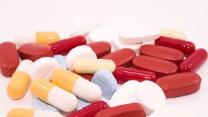 Vitamin B12 und B6 in Pillenform kann die Gesundheit von Männern bedrohen. (Quelle: Thinkstock by Getty-Images/aytacbicer)