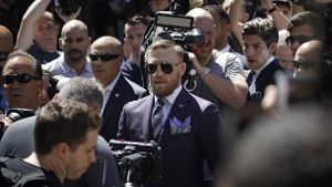 Mixed-Martial-Arts-Kämpfer Conor McGregor (M) glaubt Boxer Floyd Mayweather besiegen zu können. (Quelle: dpa/John Locher)