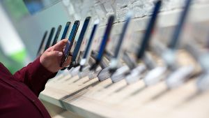 Nicht immer baut ein bekannter Markenhersteller auch das bessere Smartphone. (Quelle: Florian Schuh/dpa-tmn/Archiv)