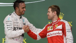 Sebastian Vettel (r.) und Lewis Hamilton liefern sich ein spannendes Rennen um den WM-Titel. (Quelle: imago/EPA/LARRY W. SMITH)
