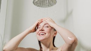 Die Kosten für die tägliche 5-Minuten-Dusche summieren sich auf 91 Euro pro Jahr. (Quelle: Monique Wüstenhagen)