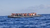 Ein Schlauchboot mit 129 Flüchtlingen an Bord vor der libyschen Küste im Mittelmeer. (Quelle: AP/dpa/Anna Surinyach)