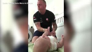 Das Wechseln der Windeln gehört sicherlich nicht zu den angenehmsten Aufgaben des Elterndaseins. (Screenshot: Storyful)
