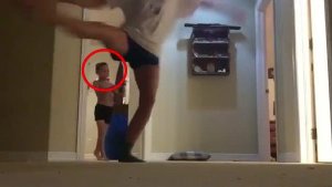 Damit hat der kleine Bruder wohl nicht gerechnet. (Screenshot: Storyful)
